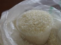 1、辣椒粑,我用的这款珍珠米本身比较糯，就没加糯米了。如果用一般的大米，还需要加一点糯米，增加它QQ的口感；