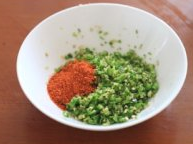 3、辣椒粑,青椒剁碎，加入辣椒粉和盐；