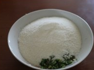 4、辣椒粑,再加入米粉；