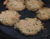 7、辣椒粑,锅中放油，中火，用勺子将米糊舀一勺下锅，用勺背略压扁；