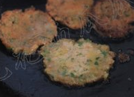 8、辣椒粑,待底部煎定型，再翻个面，继续煎定型后即可，如果喜欢脆一些的，就多煎一会儿。