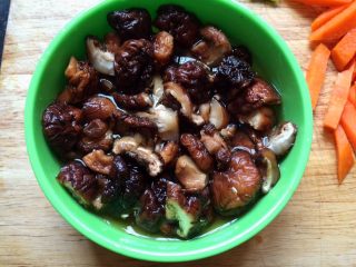 1、＃感恩节食谱＃香菇干贝焖油饭,干香菇十几朵温水泡发，切细小