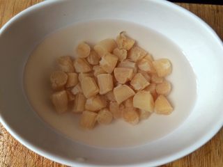 2、＃感恩节食谱＃香菇干贝焖油饭,干贝泡水清洗干净