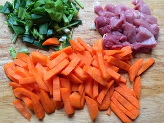 3、＃感恩节食谱＃香菇干贝焖油饭,猪肉，胡萝卜切好备用