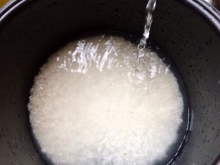 4、＃感恩节食谱＃香菇干贝焖油饭,一斤大米淘洗干净备用