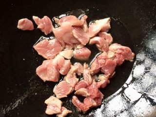 5、＃感恩节食谱＃香菇干贝焖油饭,锅内放油，倒入猪肉煸炒，(小朋友不喜欢肥肉，只能放瘦肉了，要不放三层肉会更好吃哦）