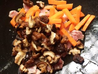 6、＃感恩节食谱＃香菇干贝焖油饭,接着加入干贝，胡萝卜，香菇一起翻炒出香味