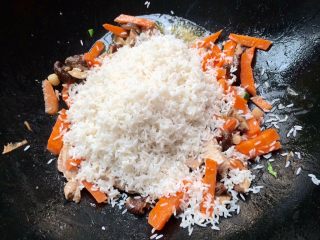 7、＃感恩节食谱＃香菇干贝焖油饭,再把大米也入锅一起翻炒