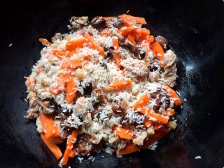 8、＃感恩节食谱＃香菇干贝焖油饭,炒匀后