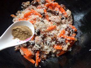 9、＃感恩节食谱＃香菇干贝焖油饭,开始放调味料:加半勺胡椒粉