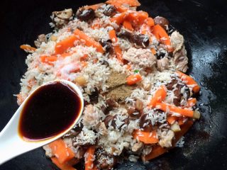 10、＃感恩节食谱＃香菇干贝焖油饭,2勺生抽