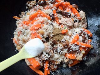 11、＃感恩节食谱＃香菇干贝焖油饭,1勺盐