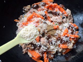 12、＃感恩节食谱＃香菇干贝焖油饭,1勺鸡精