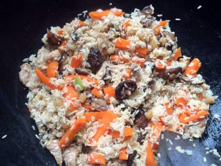 13、＃感恩节食谱＃香菇干贝焖油饭,翻炒均匀入味