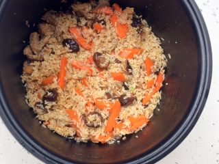 14、＃感恩节食谱＃香菇干贝焖油饭,盛出放进电饭锅