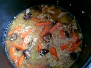 15、＃感恩节食谱＃香菇干贝焖油饭,加适量水