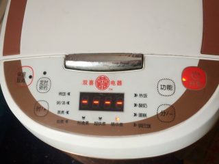 16、＃感恩节食谱＃香菇干贝焖油饭,选择电放煲精华煮功能键，开始焖煮