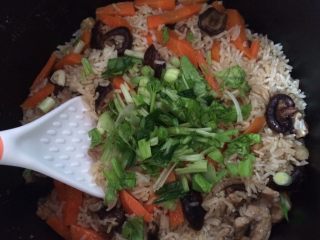 17、＃感恩节食谱＃香菇干贝焖油饭,40分钟后，米饭熟了，加入蒜苗，小芹菜拌匀增加香味