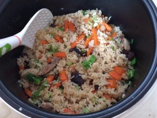 18、＃感恩节食谱＃香菇干贝焖油饭,拌匀后香味扑鼻