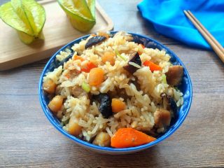 19、＃感恩节食谱＃香菇干贝焖油饭,盛出装碗，拍照啦～