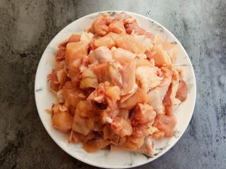2、家的味道～香菇红烧鸡,鸡肉洗干净剁成小块