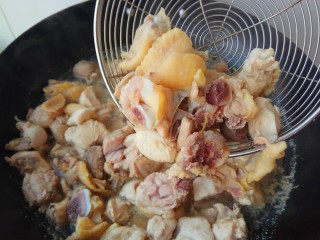 3、家的味道～香菇红烧鸡,冷水入锅给鸡肉焯一下