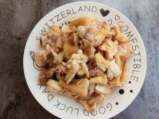 4、家的味道～香菇红烧鸡,焯好后捞出备用