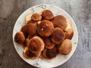 5、家的味道～香菇红烧鸡,准备香菇，如果是干的需要提前泡发