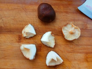 6、家的味道～香菇红烧鸡,洗干净后再随便切一下