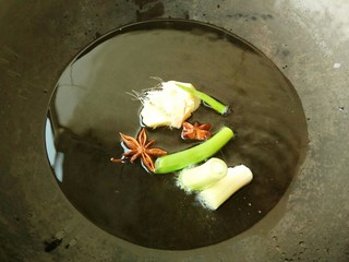 8、家的味道～香菇红烧鸡,锅里入油，放入葱姜和八角炒香