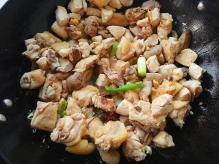 9、家的味道～香菇红烧鸡,接着放入焯好的鸡块翻炒