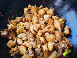 11、家的味道～香菇红烧鸡,翻炒均匀，放入辣椒和大蒜