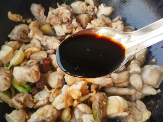 10、家的味道～香菇红烧鸡,加入老抽和生抽上色提鲜