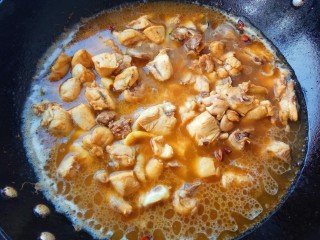 12、家的味道～香菇红烧鸡,加入两碗水