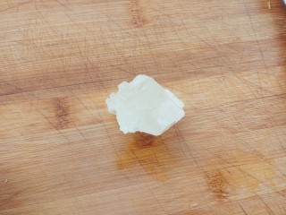 13、家的味道～香菇红烧鸡,这时再放一块黄冰糖