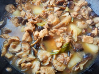 16、家的味道～香菇红烧鸡,最后收汁放入盐即可，喜欢汤多的可以多放一点