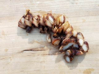 2、腊肉蒸豆腐,腊肉切薄片。