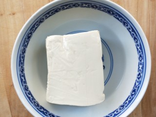 3、腊肉蒸豆腐,豆腐洗净。