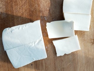 4、腊肉蒸豆腐,切片。
