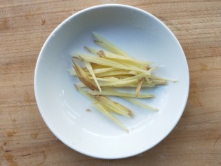 5、腊肉蒸豆腐,姜切丝。