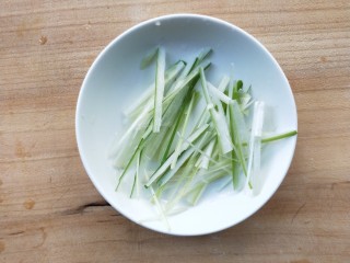 6、腊肉蒸豆腐,葱切丝。