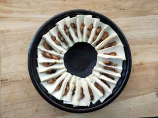 7、腊肉蒸豆腐,摆盘～一片豆腐一片腊肉。