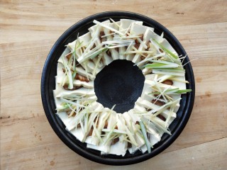 8、腊肉蒸豆腐,撒姜丝，葱丝。