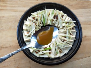 9、腊肉蒸豆腐,浇一点鸡汁在豆腐上。