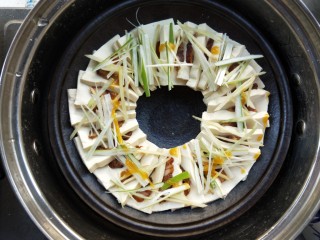 10、腊肉蒸豆腐,蒸锅上汽后放蒸锅内。