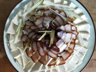 11、腊肉蒸豆腐,也可以把腊肉全部摆中间，豆腐围外边。