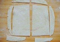 2、香蕉派,将飞饼稍微软化后在塑料纸上略微擀薄擀大，放入冰箱冷藏松弛20分钟