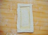 3、香蕉派,松弛好的每一张飞饼切成上下两片和边条四段