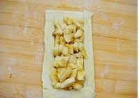 4、香蕉派,在下片四周涂上蛋液，把边条沿着周围排放好