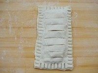 5、香蕉派,将香蕉馅放在派皮中间，边条抹上蛋液，盖上上皮。用叉子沿着周围压出花纹